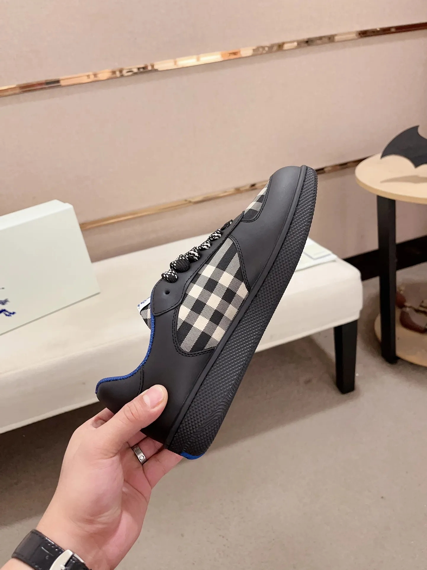 Men's shoes💰: 620💰Top version🥳◾️▫️The new Burberry men's classic low-top sneakers are reinterpreted with Vintage retro plaid cotton material and calfskin, decorated with a new brand logo. First-layer cowhide lining, embossed Burberry logo on the heel, and original TPU outsole! Code number: 38-45. Women's sizes and 46 can be customized.
